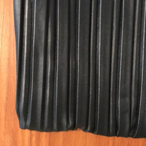 NWT black vegan expandable pleated shoulder bag! - Picture 4 of 11
